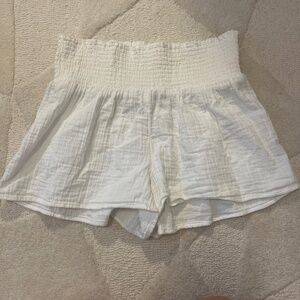 Vineyard Vines Guaze Smocked Pull on Shorts Small